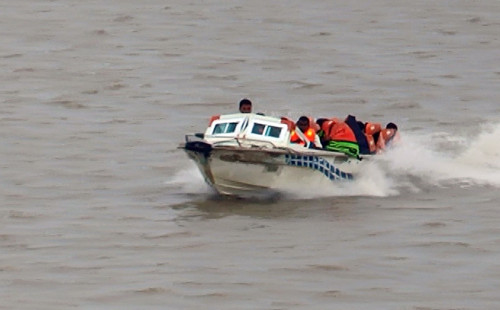 সেন্টমার্টিন থেকে ফেরার পথে স্পিডবোট ডুবে মা-মেয়ে নিহত, নিখোঁজ ৮ 