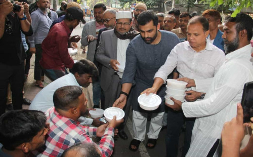 বিএনপি পরিবার উদ্যোগে খালেদা জিয়ার সুস্থতা কামনায় দোয়া ও খাবার বিতরণ; দোয়া চাইলেন তামিম ইকবাল 