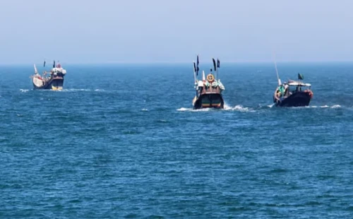 নিখোঁজের ২১ দিন পর ভারত থেকে ১৩ জেলের ভিডিও কল 