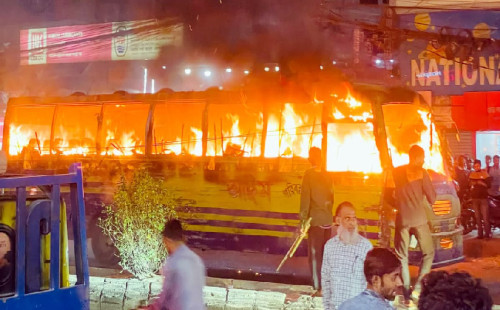 বাড্ডায় বাসে আগুন 