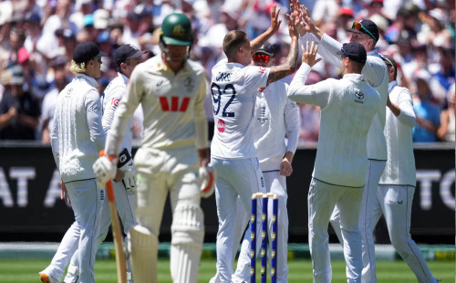 কার্স-স্টোকস ঝড়ে ১৩২ রানে শেষ অজিদের দ্বিতীয় ইনিংস 