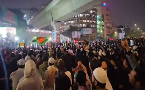 শহীদ ওসমান হাদি হত্যার বিচার দাবিতে রাতেও উত্তাল শাহবাগ 