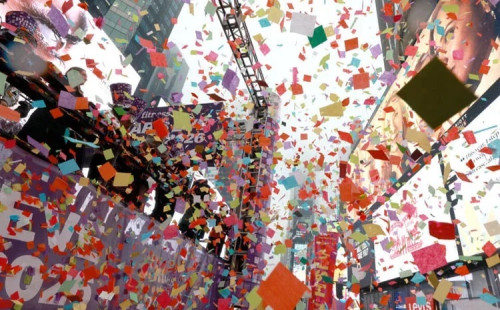 নতুন ভোরের অপেক্ষায় বিশ্ব 