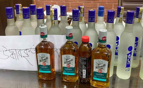 জাবিতে ২০ বোতল বিদেশি মদসহ শিক্ষার্থী আটক 
