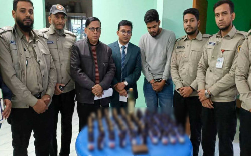 ফেনসিডিল ও মদসহ যুবক আটক 