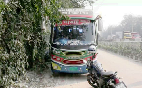 চলন্ত বাসে রাতভর  গণধর্ষণ, চালক-হেলপারসহ তিনজন গ্রেপ্তার 