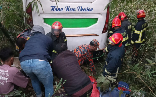 মাদারীপুরে নিয়ন্ত্রণ হারিয়ে খাদে পড়ল বাস, নিহত ৬ 