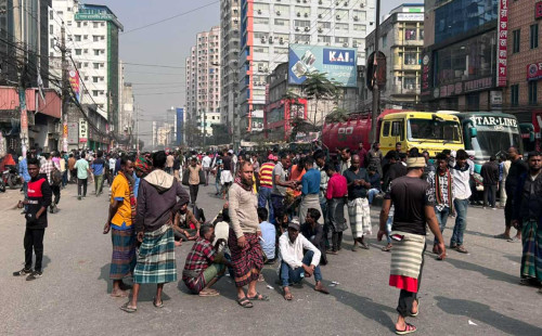 বাড্ডায় অটোরিকশা চালকদের সড়ক অবরোধে চরম ভোগান্তি 