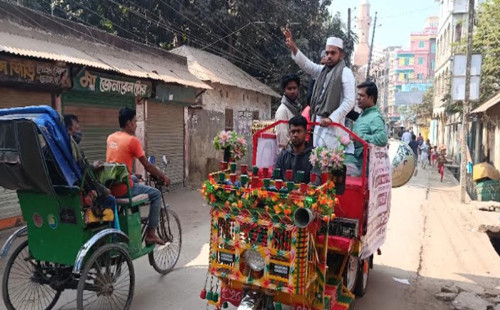 ভ্যানে নির্বাচনি প্রচারণায় এনসিপি প্রার্থী 