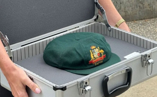 তিন প্রজন্ম তালাবদ্ধ থাকা ব্র্যাডম্যানের ব্যাগি গ্রিন নিলামে রেকর্ড দাম 