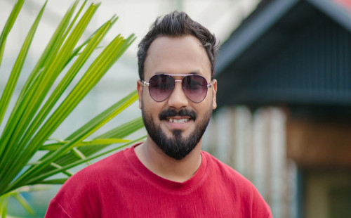 কন্যার বাবা হলেন পলাশ 