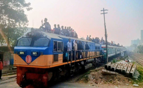 ভোটের আগে ঘরমুখো মানুষের চাপে রেলস্টেশনগুলো 