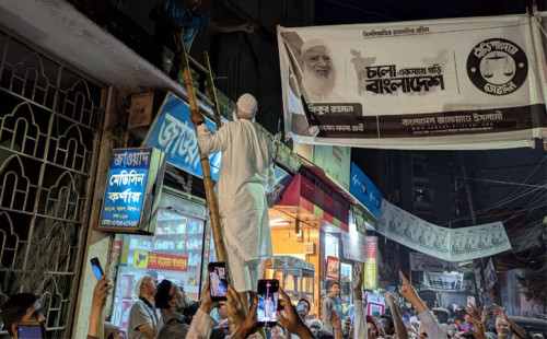নিজ হাতে নির্বাচনী ব্যানার-পোস্টার-ফেস্টুন নামালেন জামায়াত আমীর 