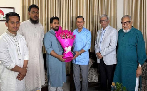 নাহিদ ইসলামের বাসায় তারেক রহমান 