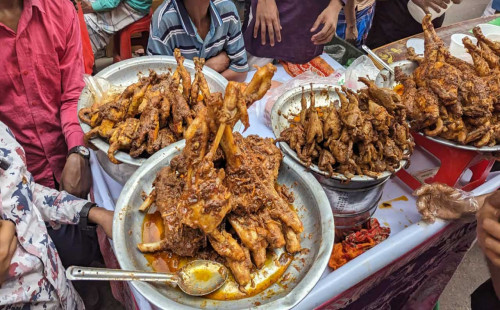 রোজার প্রথম দিনেই চকবাজারের ইফতারির আমেজ ! 