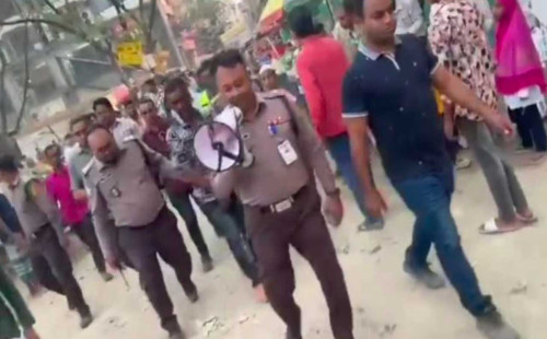 মোহাম্মদপুরে ‘চাঁদাবাজ’ ফারুককে ধরে চাঁদাবাজির বিরুদ্ধে মাইকিং পুলিশের 