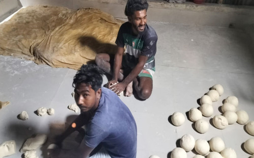 পা দিয়ে সেমাইয়ের খামির তৈরির অপরাধে ৩ লাখ টাকা জরিমানা 