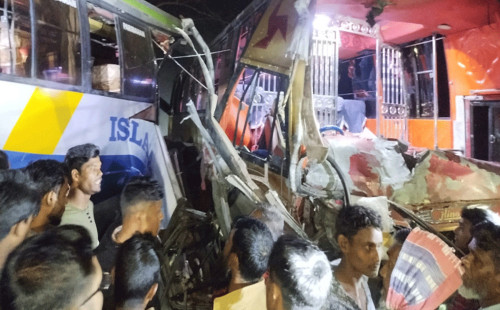 বরিশালে দুই বাসের মুখোমুখি সংঘর্ষে চালক নিহত, আহত ২০ 