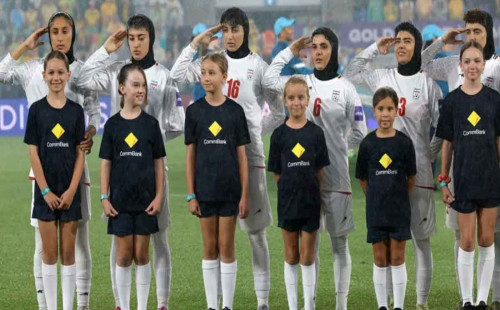 জাতীয় সংগীত গেয়ে বিশ্বের সালাম জানালেন ইরানের নারী ফুটবলাররা 