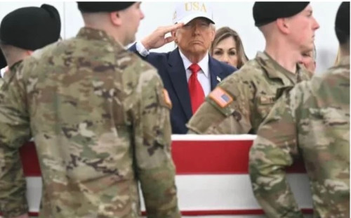 লাশ প্রত্যাবর্তন অনুষ্ঠানে ট্রাম্প 