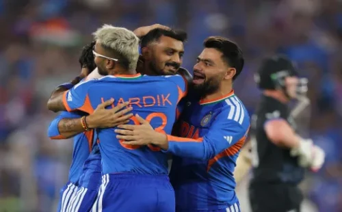 নিউজিল্যান্ডকে হারিয়ে বিশ্বকাপের শিরোপা ধরে রাখল ভারত 